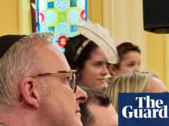 Anthony Albanese frequenta a sinagoga de Sydney para homenagear a memória das vítimas do ataque de Bondi