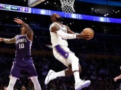 Luka Doncic e LeBron James combinam 68 pontos, Lakers vence Kings para acabar com a derrapagem