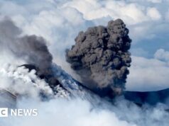 O Monte Etna coberto de neve entra em erupção enquanto esquiadores deslizam pelas encostas