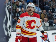 Weegar, do Flames, recebe má conduta de jogo por bater em vidro na área