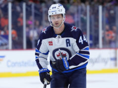 Josh Morrissey dos Jets no dia a dia depois de levar uma rebatida tardia contra Wild