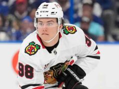 Connor Bedard, do Blackhawks, foi eliminado no sábado após sofrer lesão contra o Blues