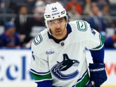 Sherwood fez um hat-trick na vitória dos Canucks sobre os Islanders pela terceira vitória consecutiva