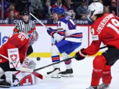 Cole Hutson, dos EUA, saiu da maca após levar o disco de cabeça no mundial de juniores