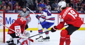 Cole Hutson, dos EUA, saiu da maca após levar o disco de cabeça no mundial de juniores