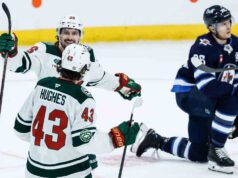 Arniel dos Jets chateado com a arbitragem no last do jogo na derrota para Wild