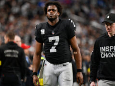 Raiders QB Geno Smith deixa o jogo no quarto período com uma lesão no tornozelo