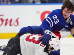 ‘Mostre alguma emoção’: Devils’ Keefe apóia Hischier lutando contra Knies