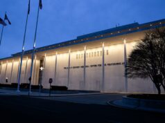 Donald Trump renomeia Centro de Artes Kennedy com seu próprio nome