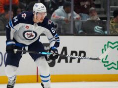 Stanley, dos Jets, comete má conduta no ultimate do jogo na derrota para os Blues