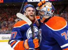 Matthews e Knies, do Maple Leafs, encontram o toque de pontuação na selvagem Batalha de Ontário, com 12 gols