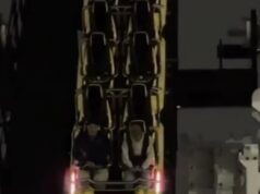 Os participantes do parque temático do Texas ficaram pendurados 30 metros no ar em uma montanha-russa inclinada