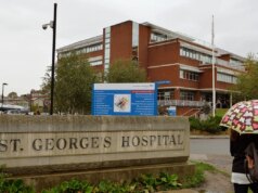 Departamentos de A&E de Londres ‘no meio de tudo’ durante crise de gripe, alertam médicos do hospital