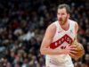 Jakob Poeltl, do Raptors, sai do jogo contra o Nets com rigidez nas costas
