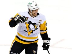 Sidney Crosby, dos Penguins, empata o recorde de pontos da franquia de Mario Lemieux