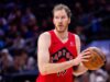 Jakob Poeltl, pivô dos Raptors, será reavaliado em uma semana
