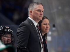 O técnico do Canadá, Troy Ryan, preocupado em defender o ouro do hóquei feminino