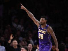 Marcus Sensible, do Lakers, multado em US$ 35 mil por gesto obsceno em relação ao oficial do jogo