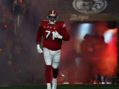 Trent Williams, do 49ers, sai com lesão no tendão da coxa na primeira jogada contra o Bears