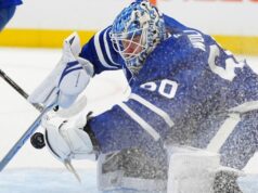 Woll marca o encerramento enquanto Maple Leafs, cheio de lesões, queima Devils