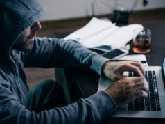 Aposentado atrai golpistas por telefone para uma armadilha enquanto a polícia prende trapaceiros desavisados