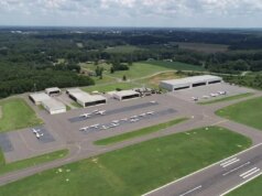 Avião cai ao pousar no aeroporto da Carolina do Norte, mortes relatadas