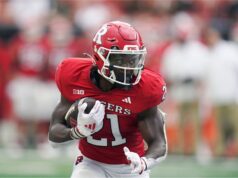 Raymond de Rutgers ganha o Cornish Trophy como melhor jogador de futebol canadense da NCAA