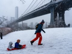 Tempestade deixa cair neve pesada no Nordeste enquanto o Noroeste do Pacífico se prepara para mais chuva