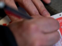 Véspera de Natal da Powerball estimou jackpot de US$ 1,817 bilhão ganho com bilhete único