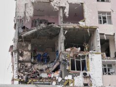 Rússia visa Kyiv com ataques mortais antes da reunião Trump-Zelenskyy