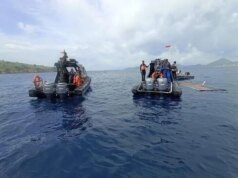 Equipes de resgate procuram treinador de futebol e crianças após barco afundar na Indonésia