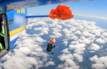 Paraquedista fica pendurado em avião no ar após acidente de pára-quedas, mostra vídeo