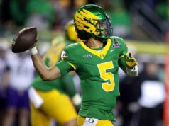 O 5º colocado Oregon venceu o 19º colocado James Madison na abertura dos playoffs do futebol universitário