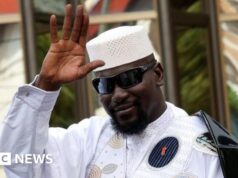 Chefe da junta da Guiné lidera eleições controversas com restrições às redes sociais