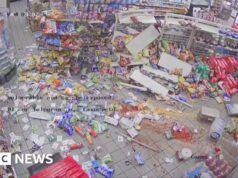 Ver: Ladrões de momento roubam caixa eletrônico de dentro de loja no Texas