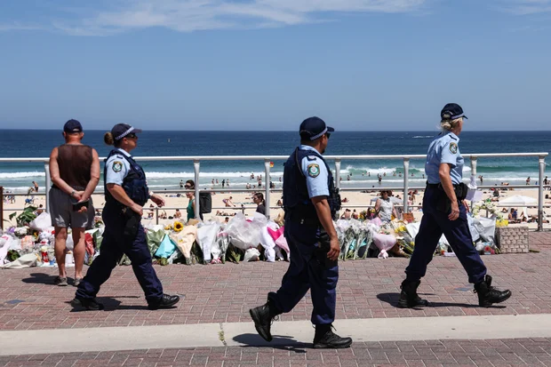 bondi-beach-police-2251830146.jpg