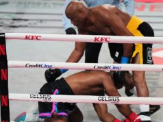 Anderson Silva pega Tyron Woodley com socos brutais em vitória por nocaute técnico