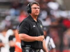 A Universidade de Ohio demitiu o técnico de futebol Brian Smith por violar a política de álcool da escola: relatórios