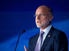 MIKE DAVIS: As regras que regem a TV native são mais antigas que a Web. Isso é loucura