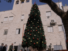 Trio de palestinos presos por supostamente incendiar árvore de Natal em igreja católica na Cisjordânia