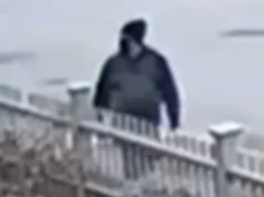 Polícia divulga novos vídeos de vigilância de pessoa interessada no tiroteio na Universidade Brown