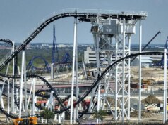 Dois pilotos presos a mais de 30 metros de altura após mau funcionamento da montanha-russa do Texas