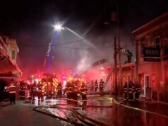 Grande incêndio envolve o cais histórico da Nova Inglaterra enquanto bombeiros correm para conter as chamas