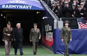 Protestos eclodem fora do jogo Exército-Marinha em meio à presença de Trump