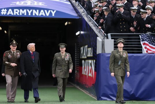 Protestos eclodem fora do jogo Exército-Marinha em meio à presença de Trump