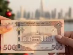 Assista ao vídeo viral: Mulher italiana surpreende agente de entrega de Dubai com gorjeta de Natal de 500 AED