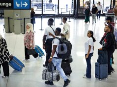 O vírus mais contagioso do mundo detectado em dois grandes aeroportos dos EUA em meio ao tráfego de férias