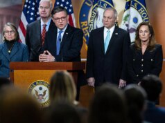 Legisladores do Partido Republicano unem-se aos democratas para forçar a votação sobre a extensão dos subsídios aos cuidados de saúde