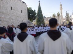 Milhares de pessoas participam de eventos de véspera de Natal em Belém, os primeiros desde a guerra de Gaza