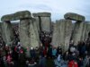Milhares de pessoas se reúnem para celebrações do solstício de inverno em Stonehenge